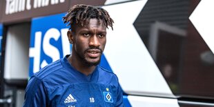 Bakery Jatta vor dem Mannschaftsbus des HSV