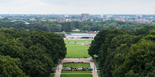 Auf der Festwiese im Stadtpark in Hamburg wird im August 2017 für das Konzert der Rockband Rolling Stones die Bühne aufgebaut.