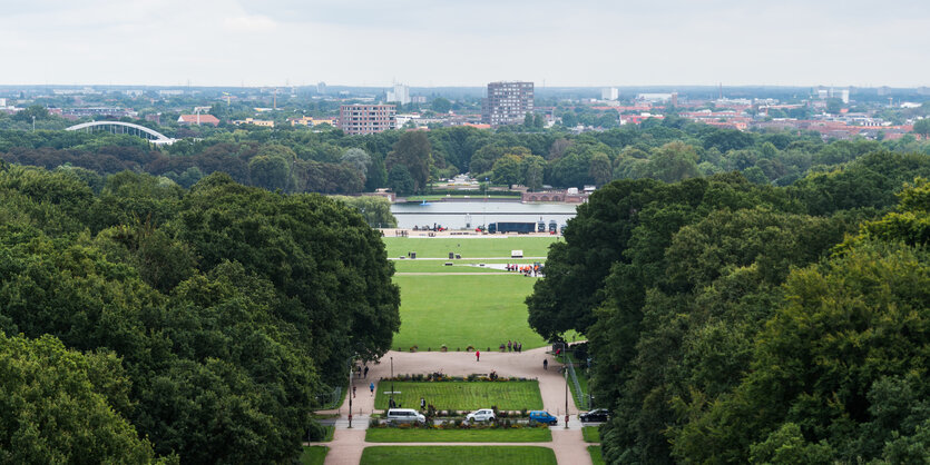 Auf der Festwiese im Stadtpark in Hamburg wird im August 2017 für das Konzert der Rockband Rolling Stones die Bühne aufgebaut.