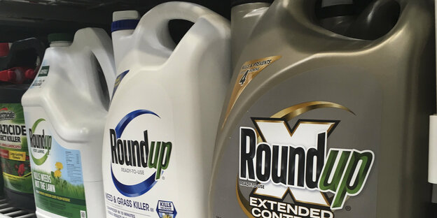 Behälter mit Roundup, einem Unkrautvernichter von Monsanto, stehen in einem Regal in einem Baumarkt.