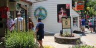 Besucher vor einem Woodstock-Souvenir-Shop