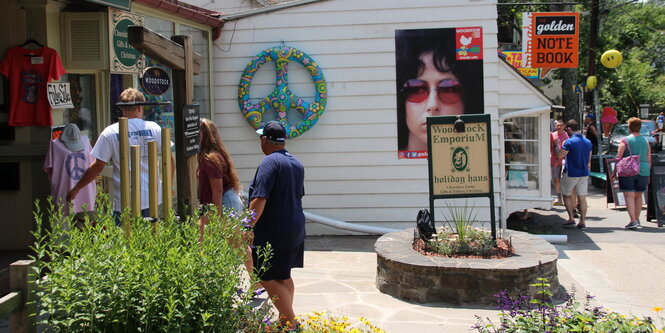 Besucher vor einem Woodstock-Souvenir-Shop