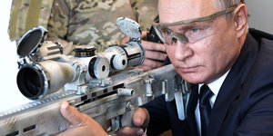 Putin mit Gewehr