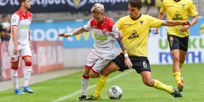 David Pütz von Alemannia Aachen im Zweikampf mit dem Düsseldorfer Kevin Hagemann