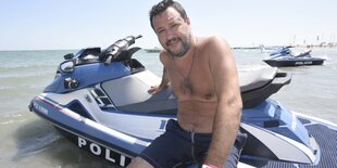 Matteo Salvini oben ohne auf einem Jetski.