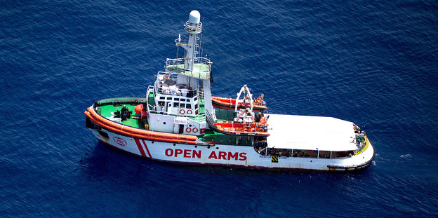 Luftaufnahme von dem Rettungsschiff Open Arms auf offener See