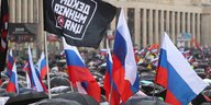 Russische Flaggen auf verregneter Demo