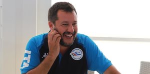 Salvini lacht
