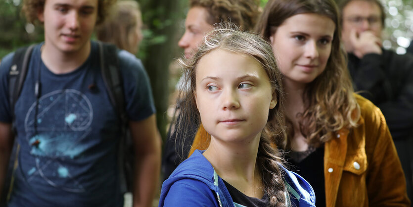 Greta Thunberg blickt über ihre Schulter