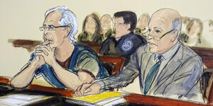 Zeichnung von einem Gerichtstermin. Jeffrey Epstein sitzt links, sein Anwalt rechts. Epstein trägt ein kurzärmliges blaues Shirt und stützt sein Kinn auf die Hände. Er hat kurze graue Haare und trägt eine Brille.