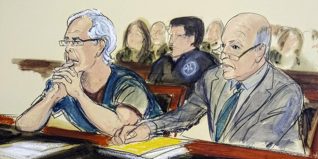 Zeichnung von einem Gerichtstermin. Jeffrey Epstein sitzt links, sein Anwalt rechts. Epstein trägt ein kurzärmliges blaues Shirt und stützt sein Kinn auf die Hände. Er hat kurze graue Haare und trägt eine Brille. Zeichnung von einem Gerichtstermin. Jeffrey Epstein sitzt links, sein Anwalt rechts. Epstein trägt ein kurzärmliges blaues Shirt und stützt sein Kinn auf die Hände. Er hat kurze graue Haare und trägt eine Brille.