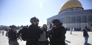 Zwei israelische Polizisten nehmen einen Mann fest