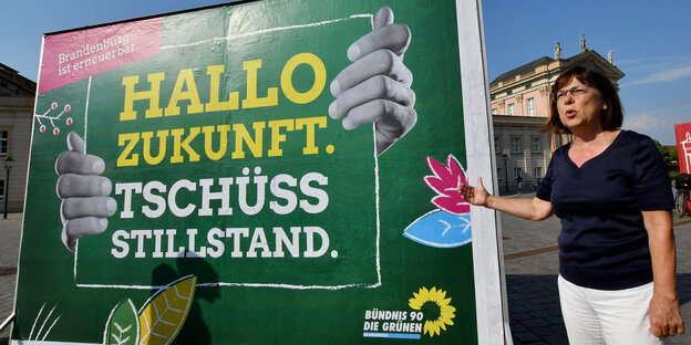 Ursula Nonnemacher neben Wahlplakat