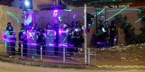 Laserpointer in Violett und Grün sollen die Hongkonger Polizei stören