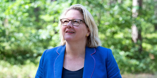 Svenja Schule steht im Wald. Sie möchte Plastiktüten verbieten.