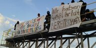 Kohle-Gegner besetzen einen Bagger des Tagebaus Schleenhain
