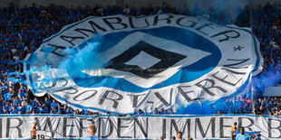 Ein Block von HSV-Fans während des Spiels gegen Chemnitz. Sie versammeln sich unter einem großen HSV-Banner