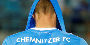 Ein Spieler vom Chemnitzer FC zieht sich das Trikot übers Gesicht