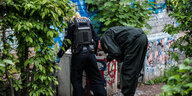 Polizisten suchen im Görlitzer Park nach Drogen