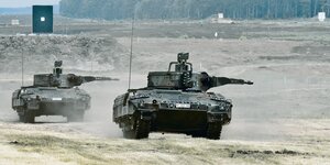 Zwei Panzer fahren über ein Testgelände in Unterlüß in Niedersachsen.