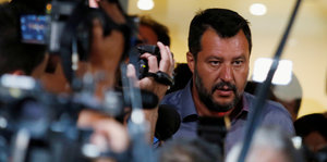 Italiens rechter Innenminister Matteo Salvini bahnt sich den Weg durch eine Fotografenmenge