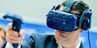 Ein Mann trägt eine Virtual-Reality-Brille