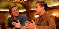 Brad Pitt und Leonardo DiCaprio sitzen in einer Bar und unterhalten sich