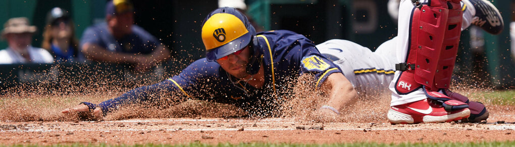 Baseballspieler Tyrone Taylor rutscht über den Boden