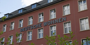 Altbau mit Aufschrift "Deutsche Wohnen"