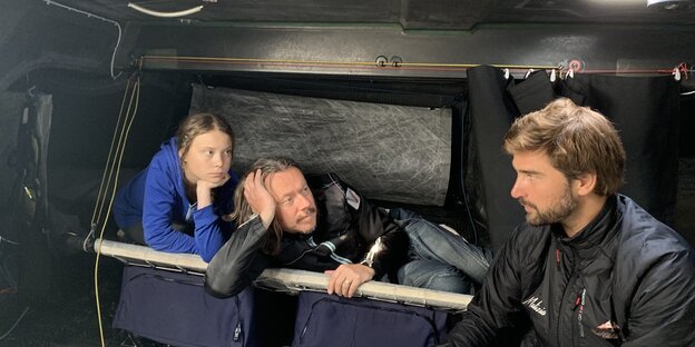 Greta Thunberg (-r), Klimaaktivistin aus Schweden, ihr Vater Svante Thunberg und Boris Herrmann, Profisegler an Bord der Hochseejacht «Malizia» Greta Thunberg (-r), Klimaaktivistin aus Schweden, ihr Vater Svante Thunberg und Boris Herrmann, Profisegler an Bord der Hochseejacht «Malizia»