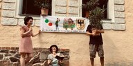 Junge Leute mit einem Oleandertopf beim Flashmob in Lübben