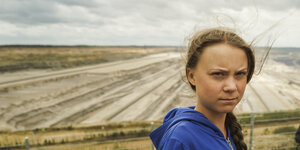 Greta Thunberg vor der Tagebaugrube am Hambacher Forst