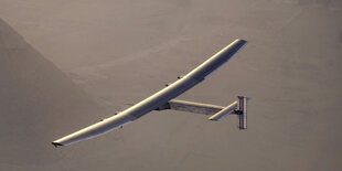 Der Solarflieger Solar Impulse gliegt durch die Luft