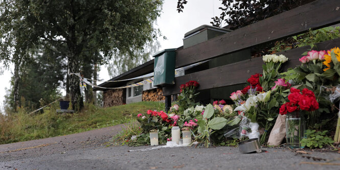 Blumen erinnern an das Opfer des Schützen