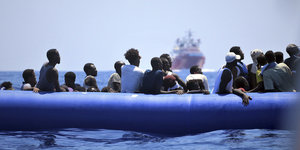 Menschen auf einem Rettungsschlauchboot der Ocean Viking