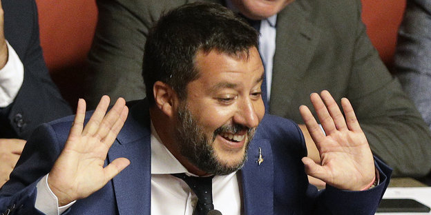 Matteo Salvini zieht die Schultern hoch und hält die Hände hoch