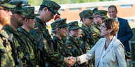 Eine Reihe von Soldaten steht auf der linken Seite, Annegret Kramp-Karrenbauer schüttelt einem von ihnen die Hand