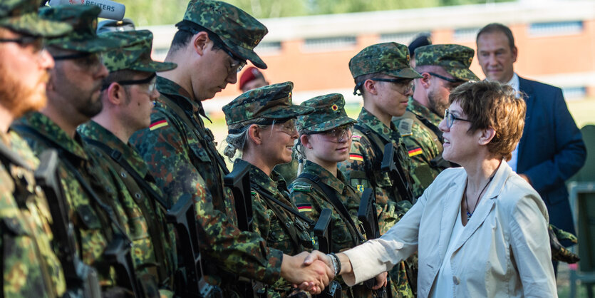 Eine Reihe von Soldaten steht auf der linken Seite, Annegret Kramp-Karrenbauer schüttelt einem von ihnen die Hand