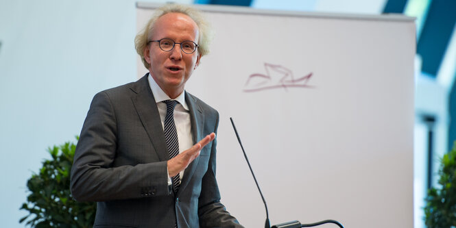 Sascha Spoun an einem Rednerpult in der Leuphana Universität Lüneburg.