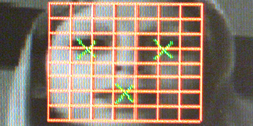 Elektronisches Raster über einem Gesicht