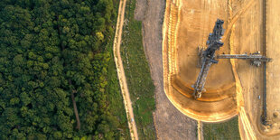 Ein Braunkohle-Bagger steht in der Nähe des Hambacher Waldes im Tagebau