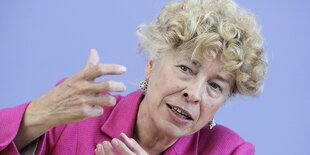 Gesine Schwan redet und gestikuliert