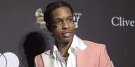 US-Rapper ASAP Rocky in rosafarbenem Sakko