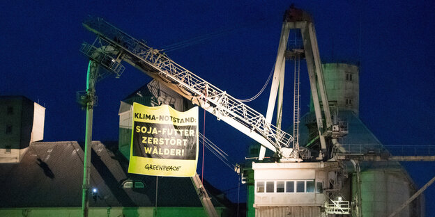 Greenpeace-Plakat gegen Soja-Import an einem Frachtschiff-Ladekran in Niedersachsen