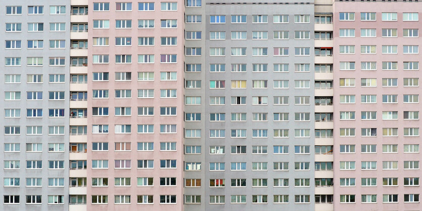 Fassade und Fenster eines Neubaublocks