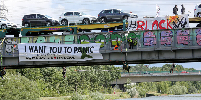 Blockierter Zug mit VW-Neuwagen