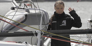 Greta Thunberg winkt vor dem Start ihres Segeltrips in Plymouth