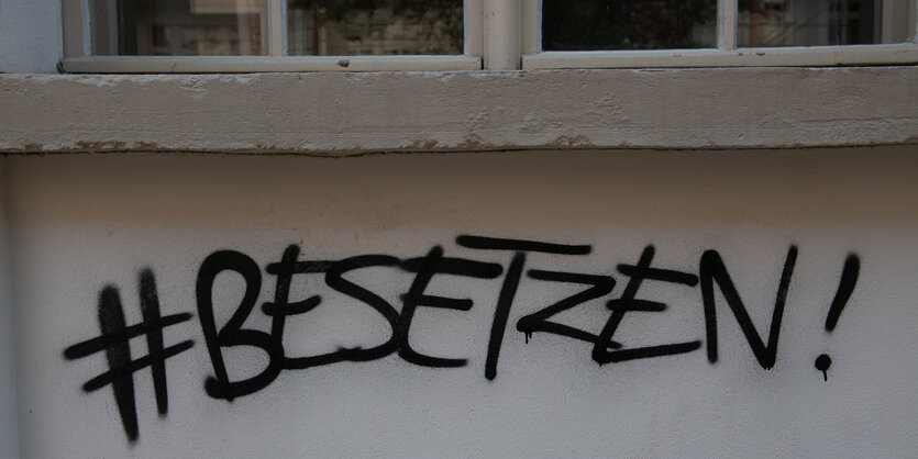 #besetzen Schriftzug auf einer Hauswand