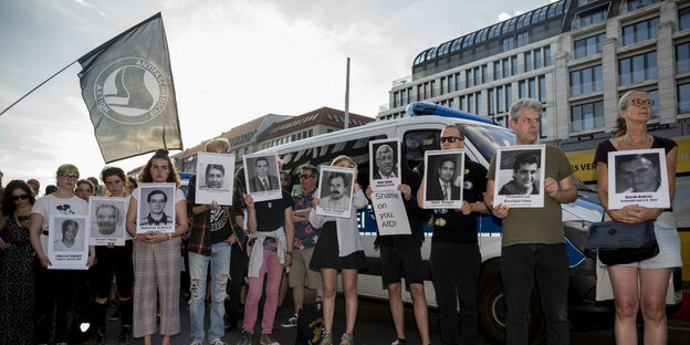 Kundgebung in Berlin nach Ermordung von Walter Lübcke: Menschen halten bei einer Demo Porträts von Ermordeten durch Nazis hoch