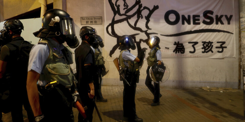 Polizisten mit Gasmasken